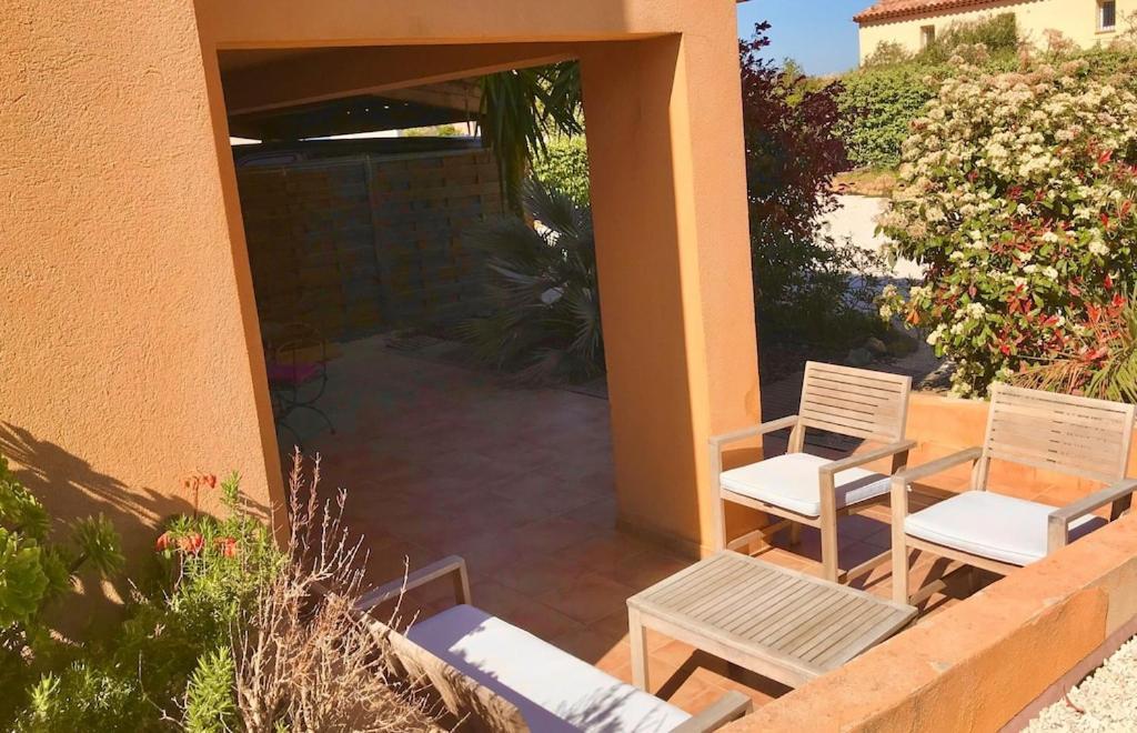 Giens-t2 Charme-7m A Pied - Rez De Jardin Apartment