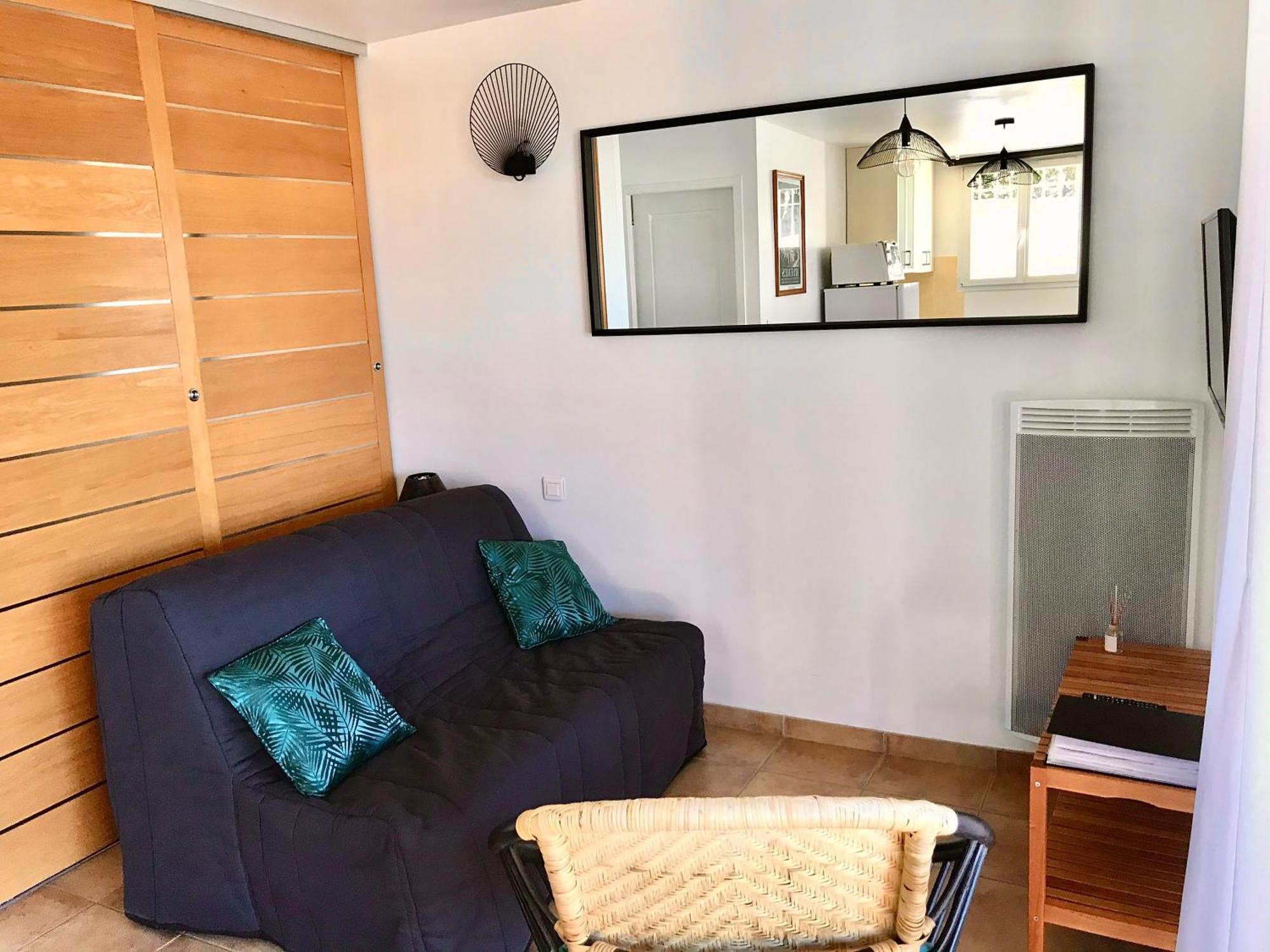 Giens-t2 Charme-7m A Pied - Rez De Jardin Appartement *
