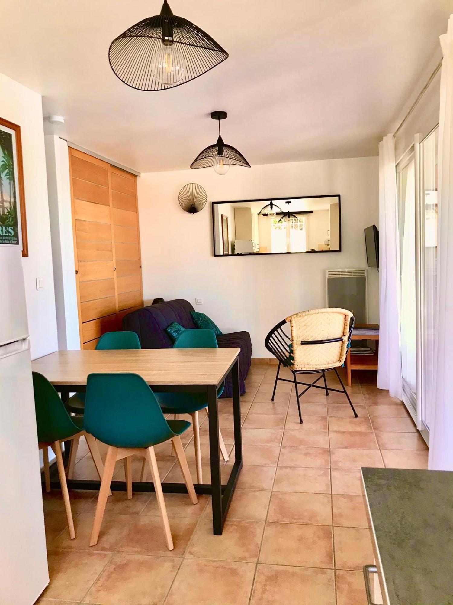 Giens-t2 Charme-7m A Pied - Rez De Jardin Hyeres